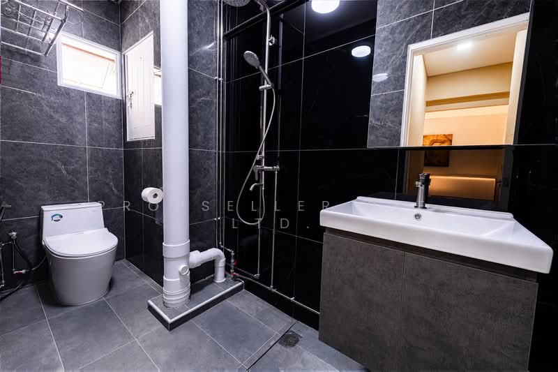 405 Jurong West Street 42, 405 Jurong West Street 42, 3 Bedrooms, 1,690 sqft, HDB Flat For Sale, by Warren Chan, 500140223 - Bathroom - PropertyGuru.com.sg