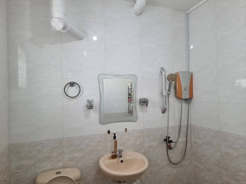 411 Bukit Batok West Avenue 4, 411 Bukit Batok West Avenue 4, 2 Bedrooms, 73 sqft, HDB Flat For Sale, by S. Bala, 500140226 - Bathroom - PropertyGuru.com.sg