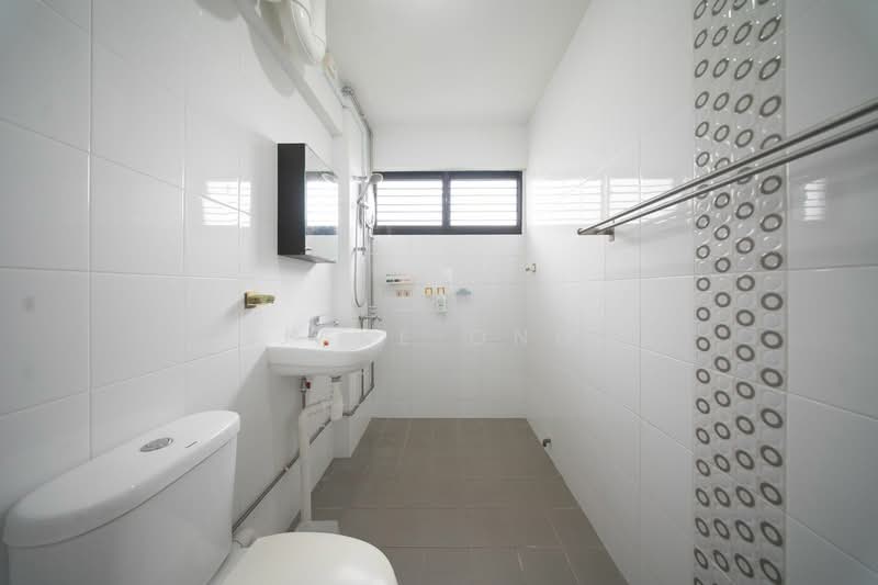 552 Bedok North Avenue 1, 552 Bedok North Avenue 1, 3 Bedrooms, 1,302 sqft, HDB Flat For Sale, by Jake Ong, 500140366 - Bathroom - PropertyGuru.com.sg
