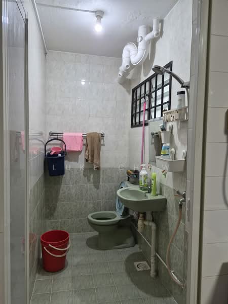 825 Jurong West Street 81, 825 Jurong West Street 81, 3 Bedrooms, 1,367 sqft, HDB Flat For Sale, by Luke Chew, 500140436 - Bathroom - PropertyGuru.com.sg