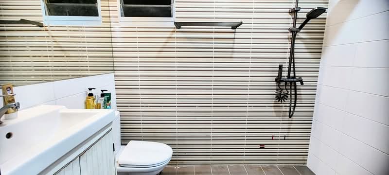 443B Bukit Batok West Avenue 8, 443B Bukit Batok West Avenue 8, 3 Bedrooms, 990 sqft, HDB Flat For Sale, by Patrick Chee, 500140464 - Bathroom - PropertyGuru.com.sg