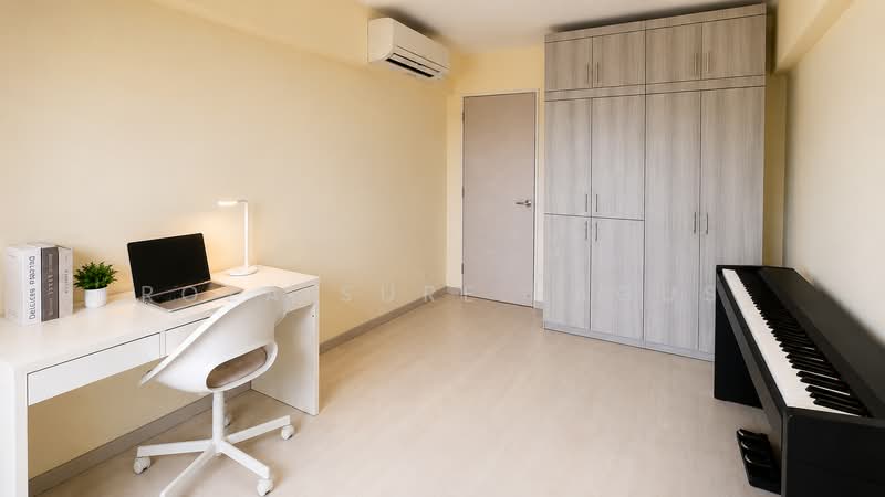 11 Eunos Crescent, 11 Eunos Crescent, 3 Bedrooms, 980 sqft, HDB Flat For Sale, by Roza Sure Bagus, 500140572 - Room 3 - All movable item. With Aircon - PropertyGuru.com.sg