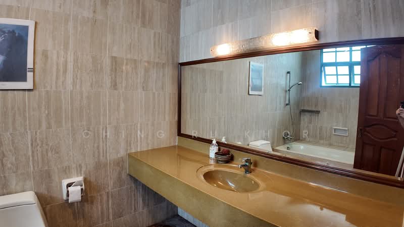Jalan Punai, , 7 Bedrooms, 4,965 sqft, Terraced House For Sale, by Ching Ru Khor, 500140574 - Master Bathroom 2 - PropertyGuru.com.sg
