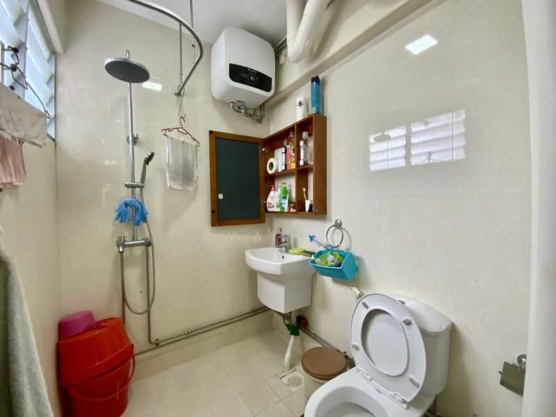 164 Tampines Street 12, 164 Tampines Street 12, 3 Bedrooms, 1,141 sqft, HDB Flat For Sale, by Ryan A, 500140594 - Bathroom - PropertyGuru.com.sg