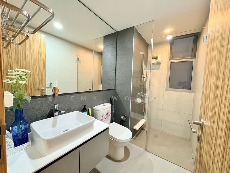 FLO Residence, 11 Punggol Field Walk, 4 Bedrooms, 1,345 sqft, Condominium For Sale, by Emy Wong, 500140633 - Master Bathroom - PropertyGuru.com.sg