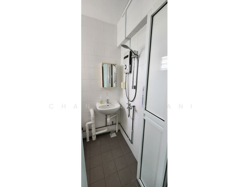 217 Serangoon Avenue 4, 217 Serangoon Avenue 4, 3 Bedrooms, 980 sqft, HDB Flat For Rent, by Chand Mahtani, 500140708 - Bathroom - PropertyGuru.com.sg