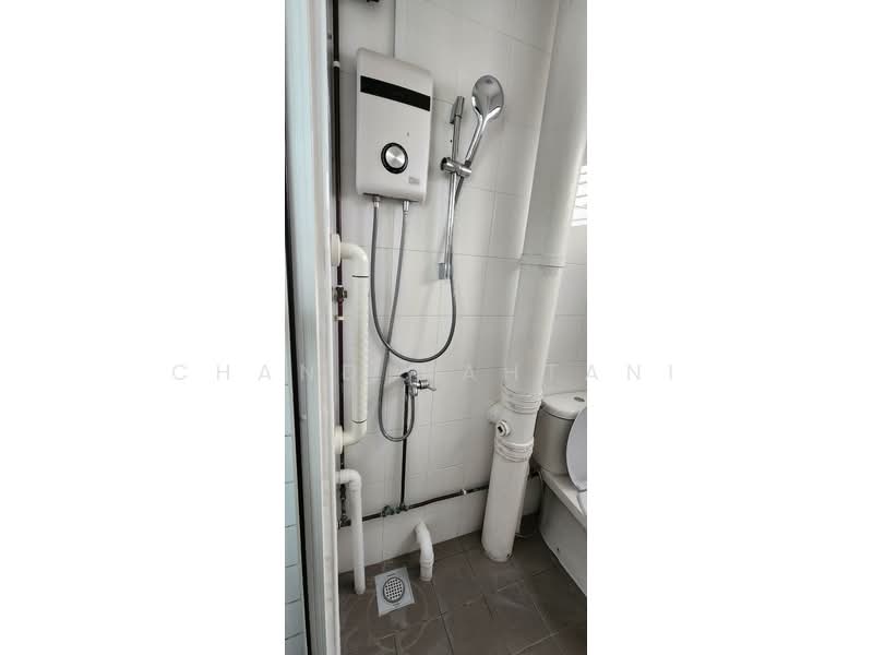 217 Serangoon Avenue 4, 217 Serangoon Avenue 4, 3 Bedrooms, 980 sqft, HDB Flat For Rent, by Chand Mahtani, 500140708 - Bathroom - PropertyGuru.com.sg