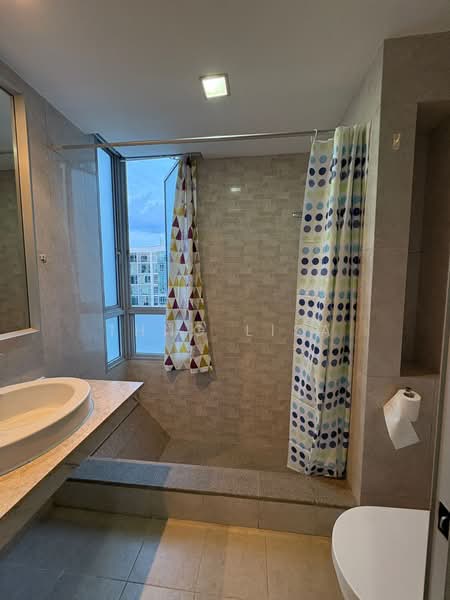 The Lakeshore, 31 Jurong West Street 41, 3 Bedrooms, 1,152 sqft, Condominium For Rent, by Thng Lisa, 500140721 - Bathroom - PropertyGuru.com.sg