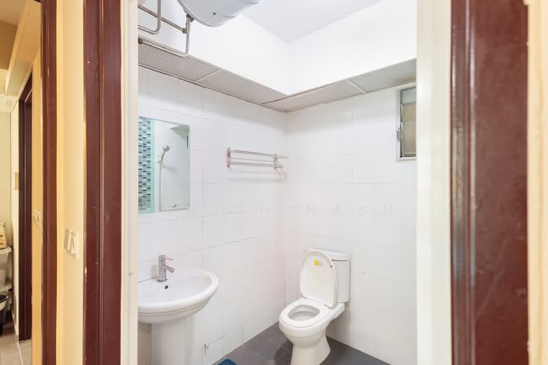 613C Punggol Drive, 613C Punggol Drive, 3 Bedrooms, 1,001 sqft, HDB Flat For Sale, by Harith Nash, 500140762 - Common Bathroom - PropertyGuru.com.sg