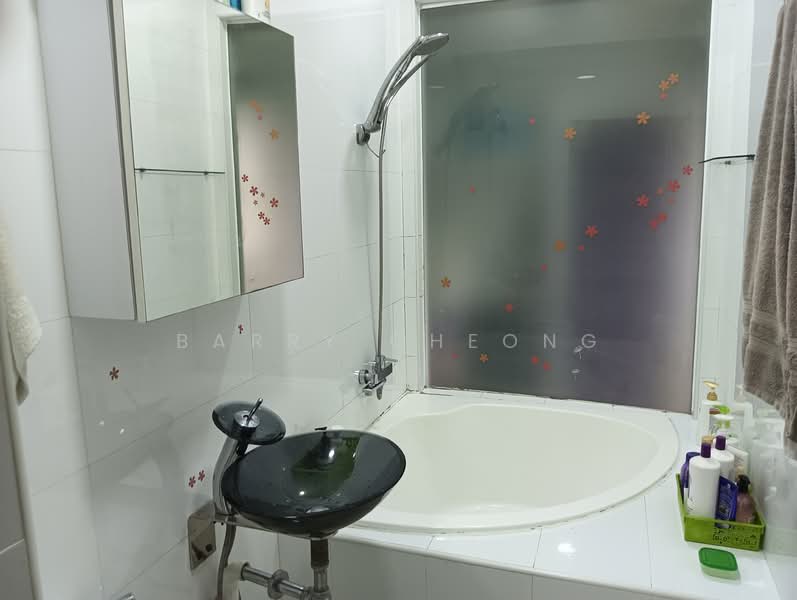 Chapel Close, , 4 Bedrooms, 1,335 sqft, Terraced House For Rent, by Barry Cheong, 500140785 - Bathroom - PropertyGuru.com.sg