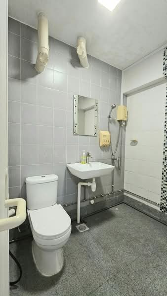 138 Tampines Street 11, 138 Tampines Street 11, 6 Bedrooms, 1,658 sqft, HDB Flat For Sale, by Jeffrey Soh, 500140845 - Bathroom - PropertyGuru.com.sg