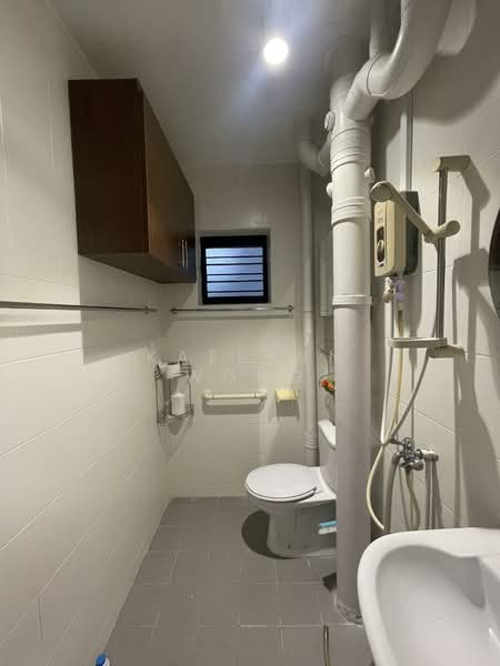 113 Pending Road, 113 Pending Road, 2 Bedrooms, 785 sqft, HDB Flat For Sale, by Kaelynn Wong, 500140922 - Bathroom - PropertyGuru.com.sg