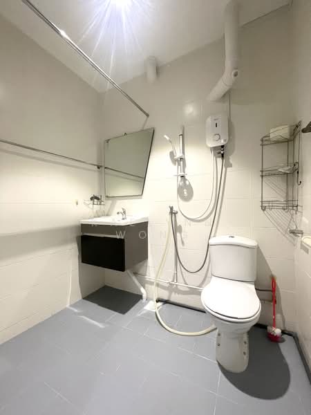 113 Pending Road, 113 Pending Road, 2 Bedrooms, 785 sqft, HDB Flat For Sale, by Kaelynn Wong, 500140922 - Bathroom - PropertyGuru.com.sg