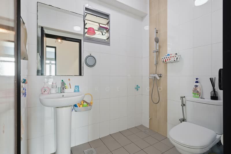 683A Edgedale Plains, 683A Edgedale Plains, 3 Bedrooms, 1,001 sqft, HDB Flat For Sale, by George Poo, 500140992 - Bathroom - PropertyGuru.com.sg