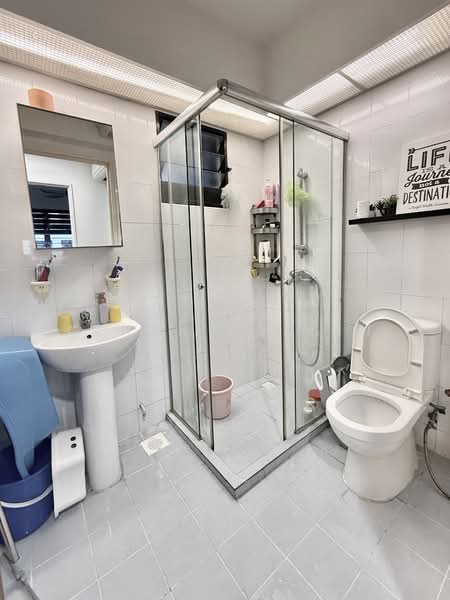 997A Buangkok Crescent, 997A Buangkok Crescent, 3 Bedrooms, 1,011 sqft, HDB Flat For Sale, by Azhar Baksin, 500141003 - Bathroom - PropertyGuru.com.sg