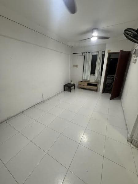 303 Jurong East Street 32, 303 Jurong East Street 32, Boon Lay / Jurong / Tuas, 2 Bedrooms, 733 sqft, HDB Flat For Sale, by G. Rajan, 500141031 - Living Room - PropertyGuru.com.sg