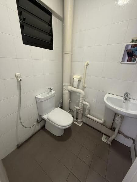 303 Jurong East Street 32, 303 Jurong East Street 32, Boon Lay / Jurong / Tuas, 2 Bedrooms, 733 sqft, HDB Flat For Sale, by G. Rajan, 500141031 - Bathroom - PropertyGuru.com.sg