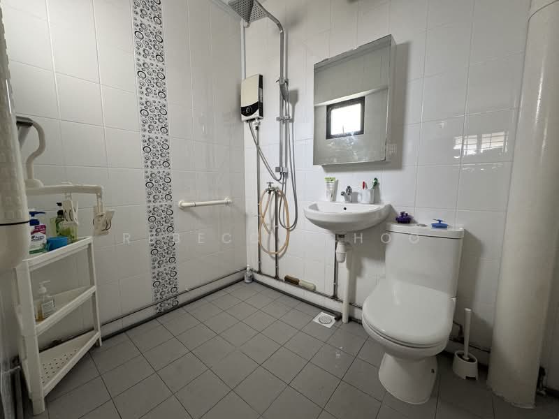 533 Hougang Avenue 6, 533 Hougang Avenue 6, 3 Bedrooms, 1,560 sqft, HDB Flat For Sale, by Rebecca Choo, 500141038 - Bathroom - PropertyGuru.com.sg