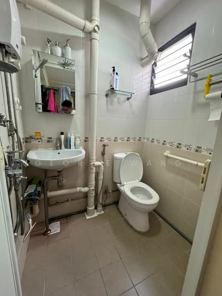 334 Clementi Avenue 2, 334 Clementi Avenue 2, 3 Bedrooms, 990 sqft, HDB Flat For Sale, by George Wang, 500141086 - Bathroom - PropertyGuru.com.sg