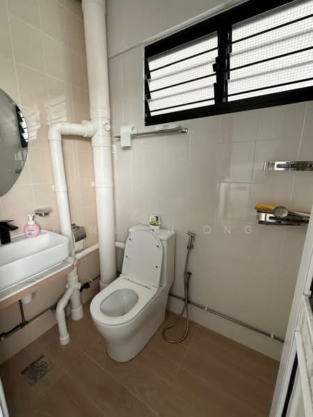 213 Bukit Batok Street 21, 213 Bukit Batok Street 21, 2 Bedrooms, 1,001 sqft, HDB Flat For Rent, by Kenneth Ong, 500141097 - Bathroom - PropertyGuru.com.sg