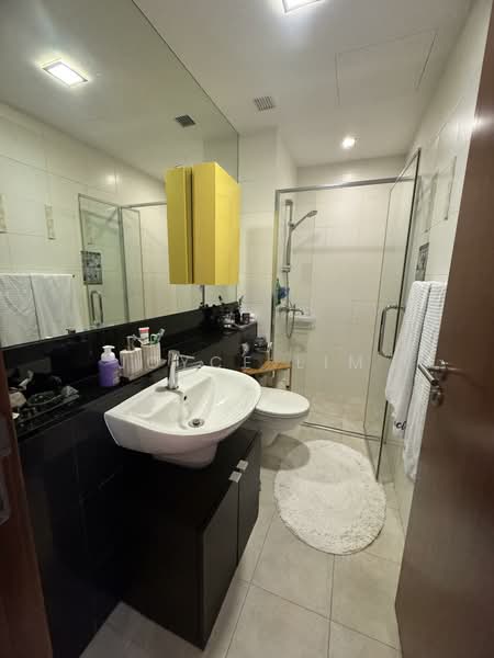 The Shelford, 1C Shelford Road, 3 Bedrooms, 1,389 sqft, Condominium For Sale, by Joyce Lim, 500141156 - Commin Bathroom - PropertyGuru.com.sg