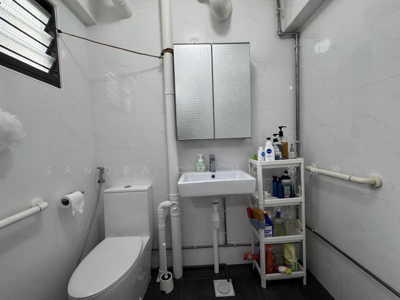425 Yishun Avenue 11, 425 Yishun Avenue 11, 3 Bedrooms, 904 sqft, HDB Flat For Sale, by Sandra Ching 钟素玲, 500141163 - Bathroom - PropertyGuru.com.sg