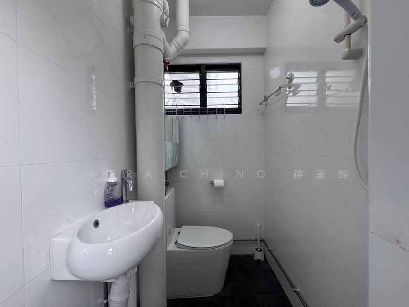 425 Yishun Avenue 11, 425 Yishun Avenue 11, 3 Bedrooms, 904 sqft, HDB Flat For Sale, by Sandra Ching 钟素玲, 500141163 - Bathroom - PropertyGuru.com.sg