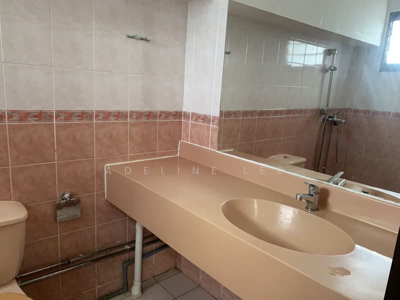 274A Jurong West Avenue 3, 274A Jurong West Avenue 3, 4 Bedrooms, 1,356 sqft, HDB Flat For Rent, by Adeline Lee, 500141175 - Bathroom - PropertyGuru.com.sg