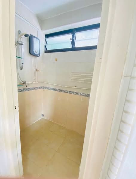 154 Mei Ling Street, 154 Mei Ling Street, 3 Bedrooms, 721 sqft, HDB Flat For Rent, by Larry Lee, 500141183 - Bathroom - PropertyGuru.com.sg