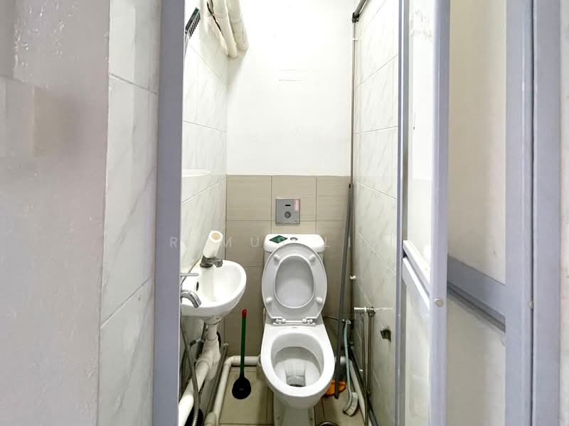 177 Toa Payoh Central, Toa Payoh Central, 1,238 sqft, Shop / Shophouse For Sale, by Remus Lim, 500141187 - Bathroom - CommercialGuru.com.sg