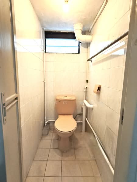 13 Lorong 7 Toa Payoh, 13 Lorong 7 Toa Payoh, 2 Bedrooms, 710 sqft, HDB Flat For Sale, by Kingsley Zheng 鄭鈞鴻, 500141224 - Bathroom - PropertyGuru.com.sg