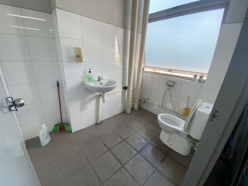 West Connect Building, 10 Buroh Street, 1,755 sqft, Factory / Workshop (B2) For Rent, by Lisa Ong 王镁侥, 500141225 - Bathroom - CommercialGuru.com.sg