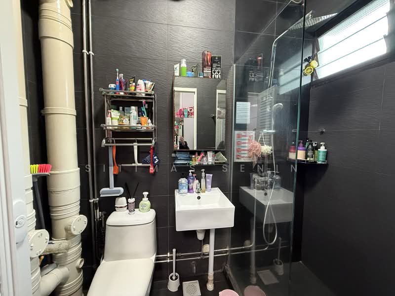 349 Corporation Drive, 349 Corporation Drive, 4 Bedrooms, 1,312 sqft, HDB Flat For Sale, by Sitimas Senin, 500141246 - Current Master Bathroom - PropertyGuru.com.sg