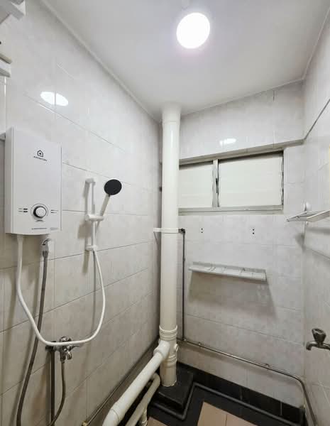 5 Lorong Lew Lian, 5 Lorong Lew Lian, 2 Bedrooms, 689 sqft, HDB Flat For Rent, by Ah Tas David, 500141288 - Bathroom - PropertyGuru.com.sg