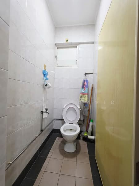 5 Lorong Lew Lian, 5 Lorong Lew Lian, 2 Bedrooms, 689 sqft, HDB Flat For Rent, by Ah Tas David, 500141288 - Bathroom - PropertyGuru.com.sg