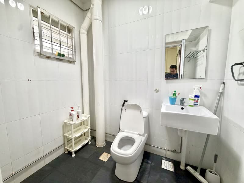 124C Rivervale Drive, 124C Rivervale Drive, 3 Bedrooms, 969 sqft, HDB Flat For Sale, by Hidayat Shariff, 500141327 - Bathroom - PropertyGuru.com.sg