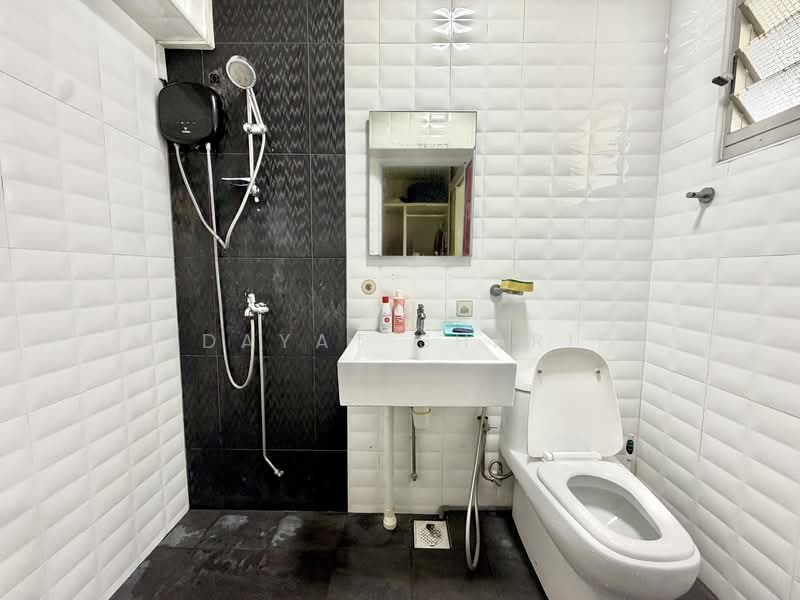 124C Rivervale Drive, 124C Rivervale Drive, 3 Bedrooms, 969 sqft, HDB Flat For Sale, by Hidayat Shariff, 500141327 - Bathroom - PropertyGuru.com.sg