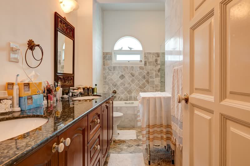Jalan Lim Tai See, Jalan Lim Tai See, 4 Bedrooms, 4,000 sqft, Terraced House For Sale, by Marilyn Yee, 500141330 - Level 2 - Ensuite bathroom in bedroom 2 - PropertyGuru.com.sg
