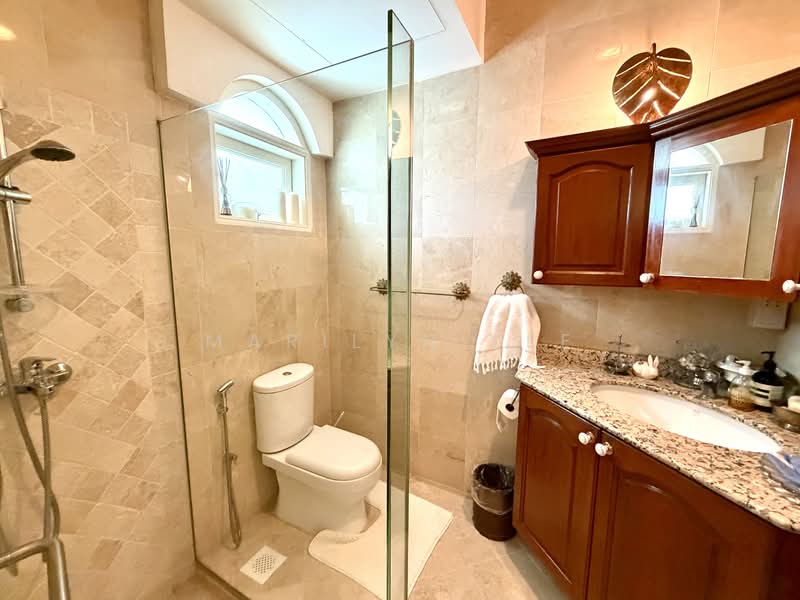 Jalan Lim Tai See, Jalan Lim Tai See, 4 Bedrooms, 4,000 sqft, Terraced House For Sale, by Marilyn Yee, 500141330 - Level 2 - Ensuite bathroom in bedroom 1 - PropertyGuru.com.sg
