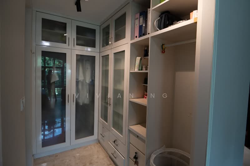 Sunrise Gardens, 51 Sunrise Gardens, 3 Bedrooms, 1,400 sqft, Condominium For Rent, by Vivian Ng, 500141356 - Master bedroom walk-in wardrobe - PropertyGuru.com.sg