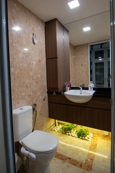 Sunrise Gardens, 51 Sunrise Gardens, 3 Bedrooms, 1,400 sqft, Condominium For Rent, by Vivian Ng, 500141356 - Common Bathroom - PropertyGuru.com.sg