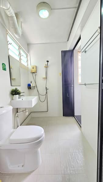 51 Lengkok Bahru, 51 Lengkok Bahru, 3 Bedrooms, 1,313 sqft, HDB Flat For Sale, by Michelle Teo, 500141368 - Common Bathroom - PropertyGuru.com.sg