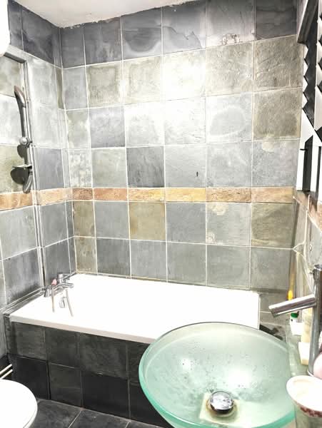 231 Yishun Street 21, 231 Yishun Street 21, 3 Bedrooms, 1,055 sqft, HDB Flat For Sale, by Roslyn Ng, 500141526 - Master Bathroom - PropertyGuru.com.sg