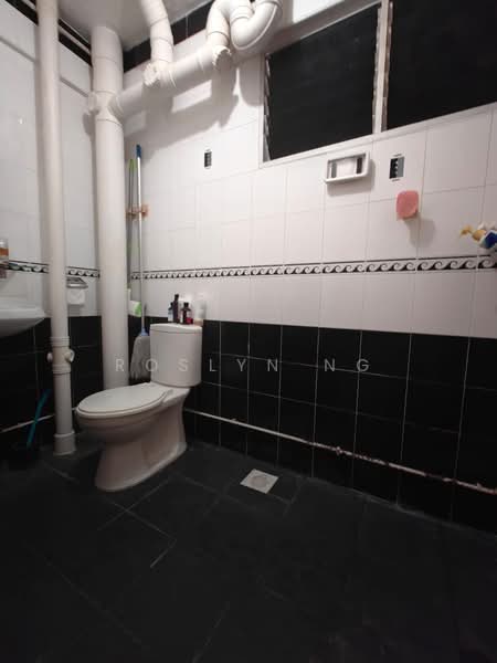 231 Yishun Street 21, 231 Yishun Street 21, 3 Bedrooms, 1,055 sqft, HDB Flat For Sale, by Roslyn Ng, 500141526 - Common Bathroom - PropertyGuru.com.sg