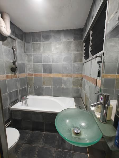 231 Yishun Street 21, 231 Yishun Street 21, 3 Bedrooms, 1,055 sqft, HDB Flat For Sale, by Roslyn Ng, 500141526 - Master Bathroom - PropertyGuru.com.sg