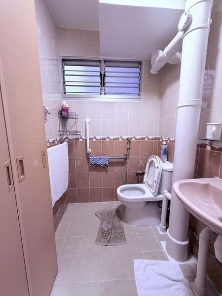 100 Bedok North Avenue 4, 100 Bedok North Avenue 4, Room Rental, 100 sqft, HDB Flat For Rent, by Rashid Salim, 500141547 - Bathroom - PropertyGuru.com.sg