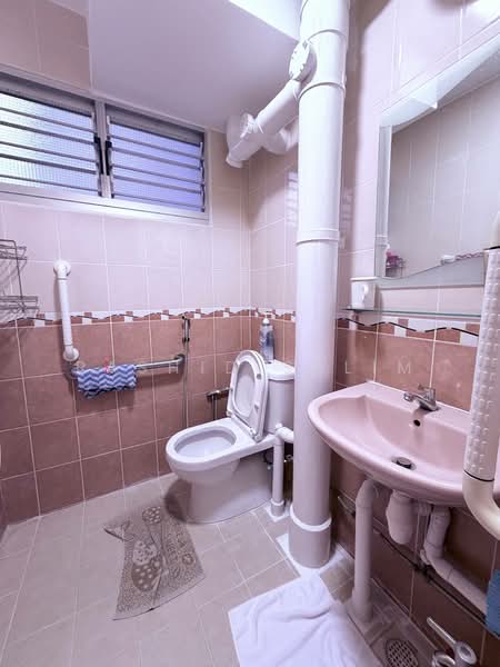 100 Bedok North Avenue 4, 100 Bedok North Avenue 4, Room Rental, 100 sqft, HDB Flat For Rent, by Rashid Salim, 500141547 - Bathroom - PropertyGuru.com.sg