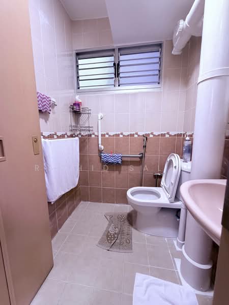100 Bedok North Avenue 4, 100 Bedok North Avenue 4, Room Rental, 100 sqft, HDB Flat For Rent, by Rashid Salim, 500141547 - Bathroom - PropertyGuru.com.sg