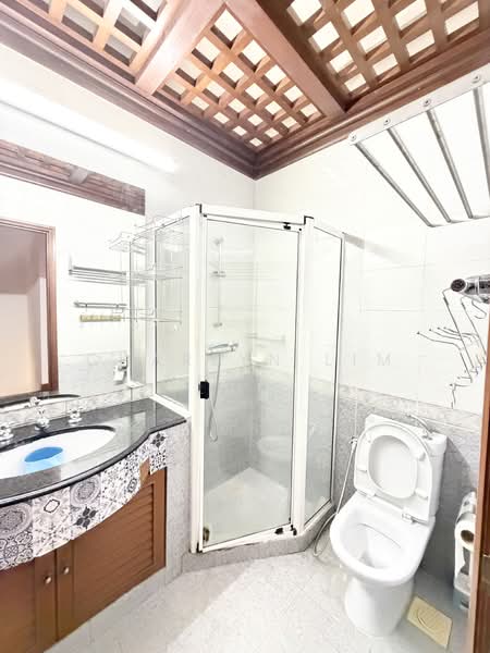 Park Villas, , 5 Bedrooms, 3,462 sqft, Terraced House For Sale, by Charlyn Lim, 500141565 - Bathroom - PropertyGuru.com.sg