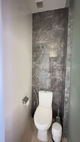 The Hillier, 6 Hillview Rise, 2 Bedrooms, 818 sqft, Condominium For Sale, by George Foo, 500141604 - Bathroom - PropertyGuru.com.sg